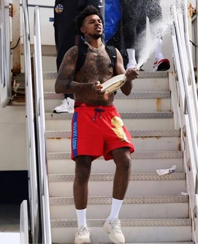 NBA交易市场动态：湖人完成外援引进,（NBA交易快讯：湖人完成外援签约）