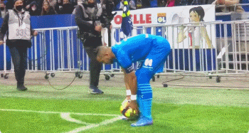 凯塞多未能首发？马雷斯卡：他周四晚上才回来，是为了保护他（马雷斯卡谈凯塞多未首发：周四晚才归队，为保护球员）