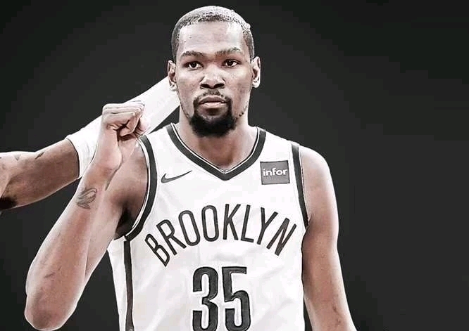 王楚钦香港机场疲惫不堪，高强度赛程下困意难掩（高强度征战后，王楚钦在香港机场难掩疲态）