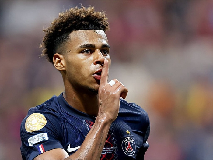 外媒：梅西在印度的雕像由45人耗费27天建成，高21.3米（外媒称印度为梅西竖立21.3米高雕像，45名工匠耗时27天打造）