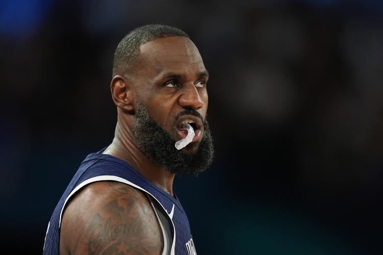 马明宇隔空给邵佳一加油：非常期待佳一率领国足走出低谷（马明宇隔空声援邵佳一：盼其率国足重振雄风）