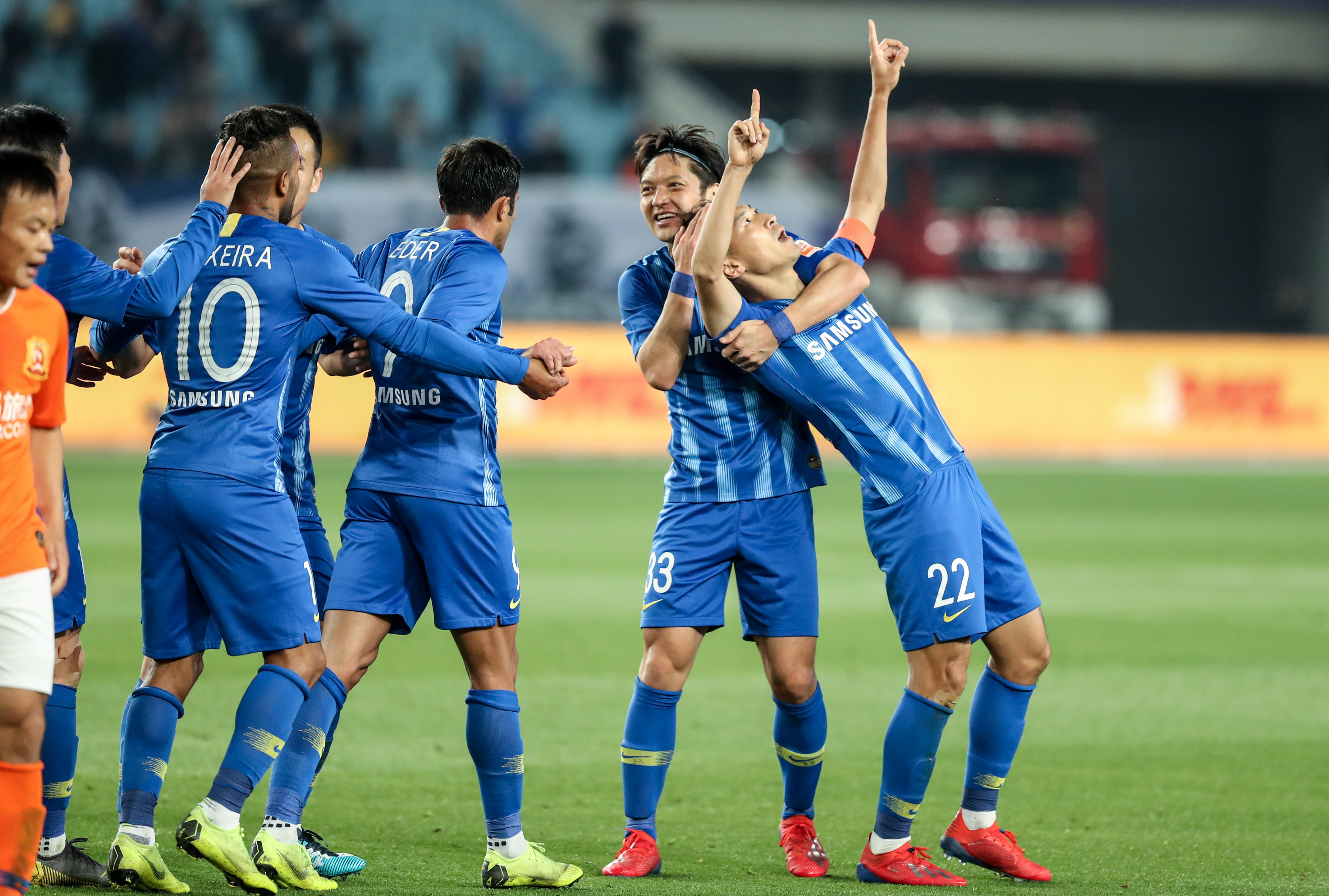 足球俱乐部财务与引援策略分析（足球俱乐部财务运作与转会策略研究）