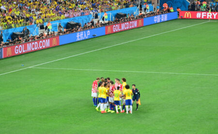 从手足无措到游刃有余，齐达内在公园学着踢毽子（齐达内公园练踢毽：从小白到高手的进阶）